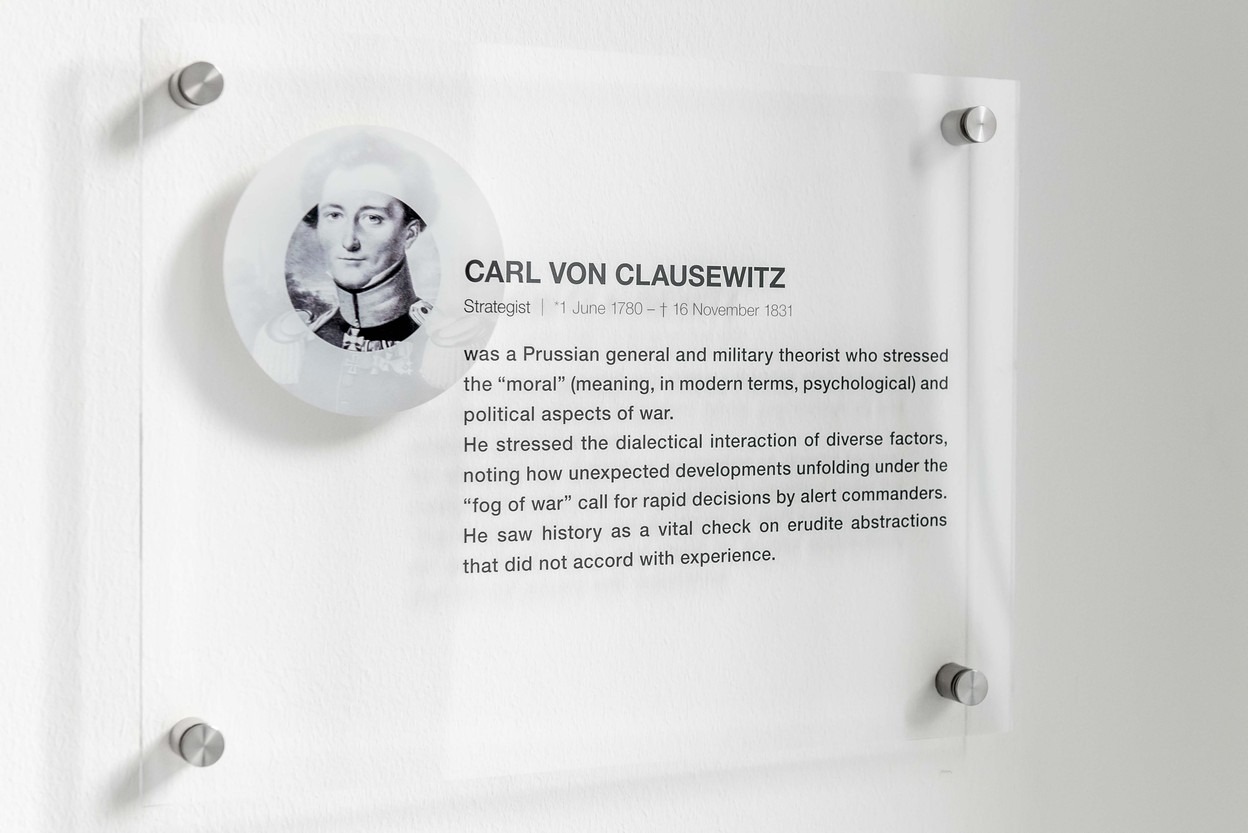 DDB-Tribal-10 Schild Carl von Clausewitz Besprechungszimmer