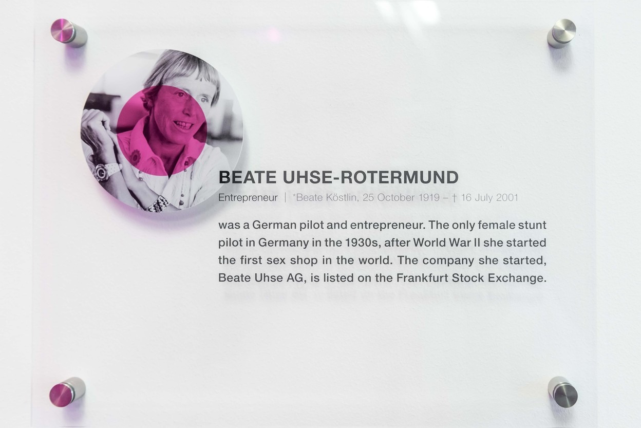 DDB-Tribal-2 Beate Uhse Besprechungsraum Schild