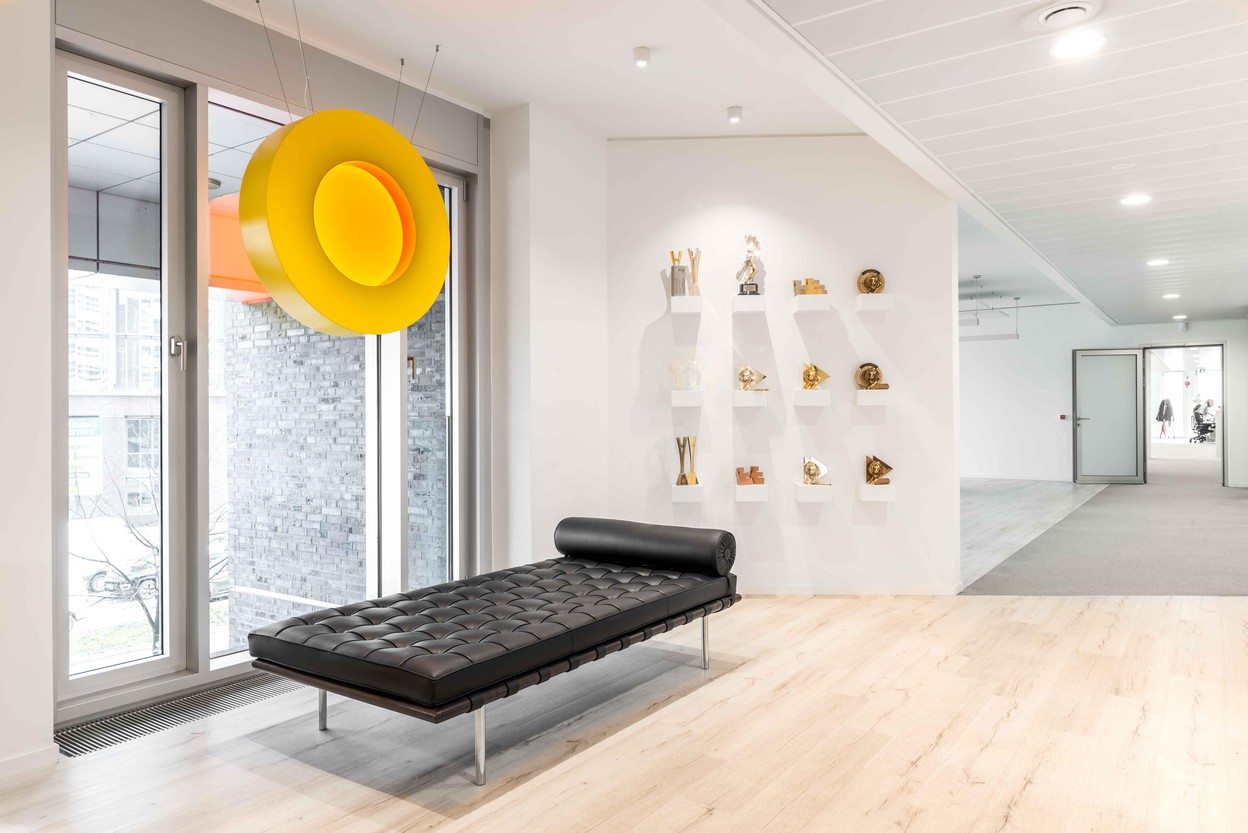 DDB-Tribal-28 DDB Tribal Empfangsbreich Sofa Liege Barcelona von Knoll International