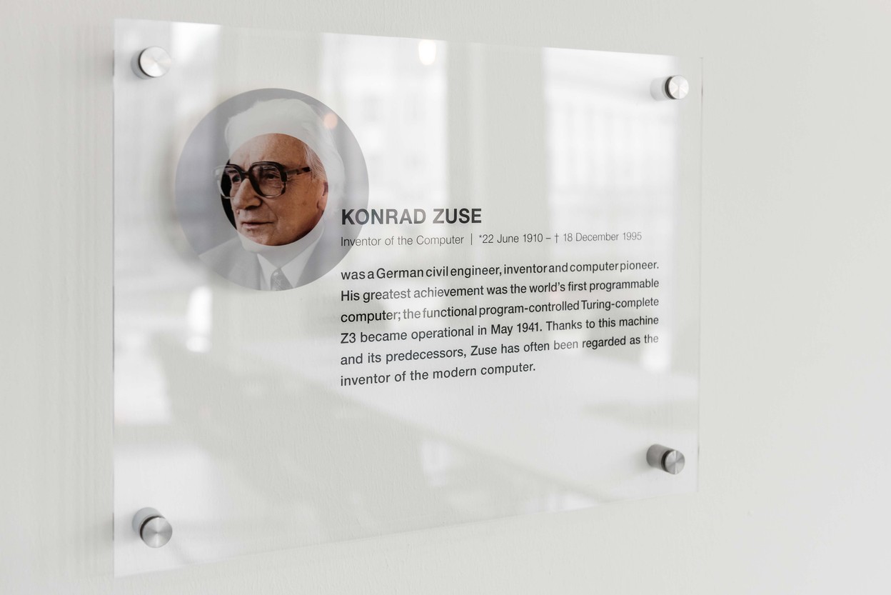 DDB-Tribal-7 Konrad Zuse Besprechungsraum Schild