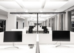 SDA Höhenverstellbare Schreibtische Conclusion von Vario und Büroleuchte von Tobias Grau - XT-A