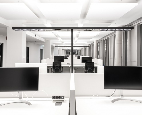 SDA Höhenverstellbare Schreibtische Conclusion von Vario und Büroleuchte von Tobias Grau - XT-A