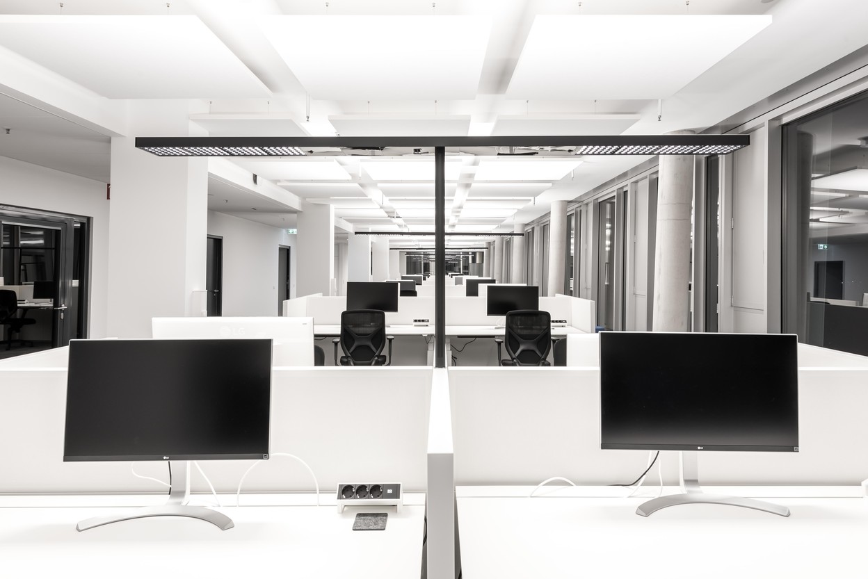 SDA Höhenverstellbare Schreibtische Conclusion von Vario und Büroleuchte von Tobias Grau - XT-A