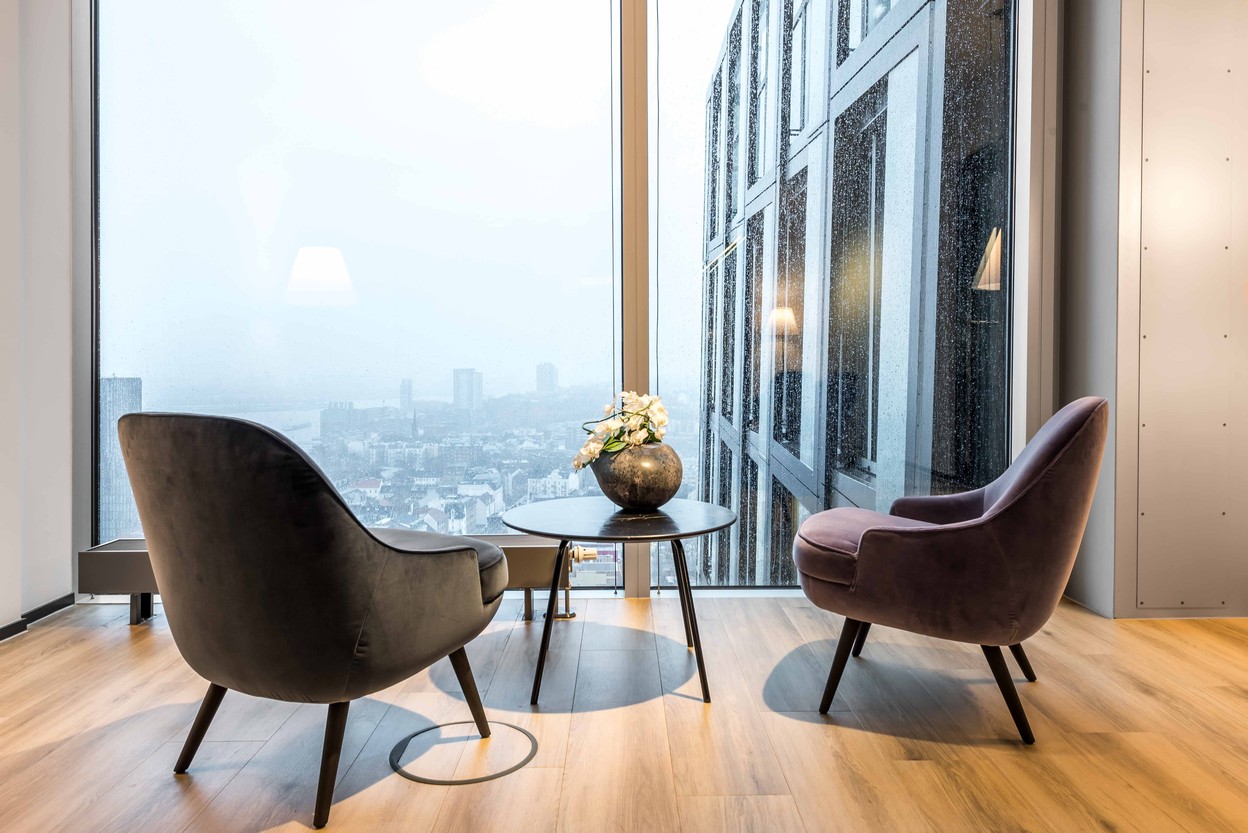 SDA Aussicht Tanzende Türme mit Sessel von Walter Knoll - 375