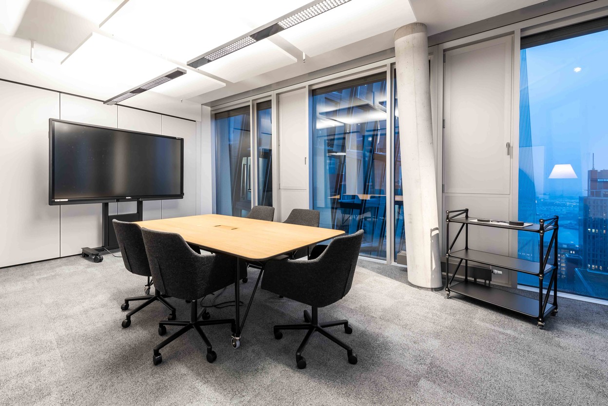 SDA Besprechungsraum Konferenztisch System 180 und Drehstühle Alya von Andreu World