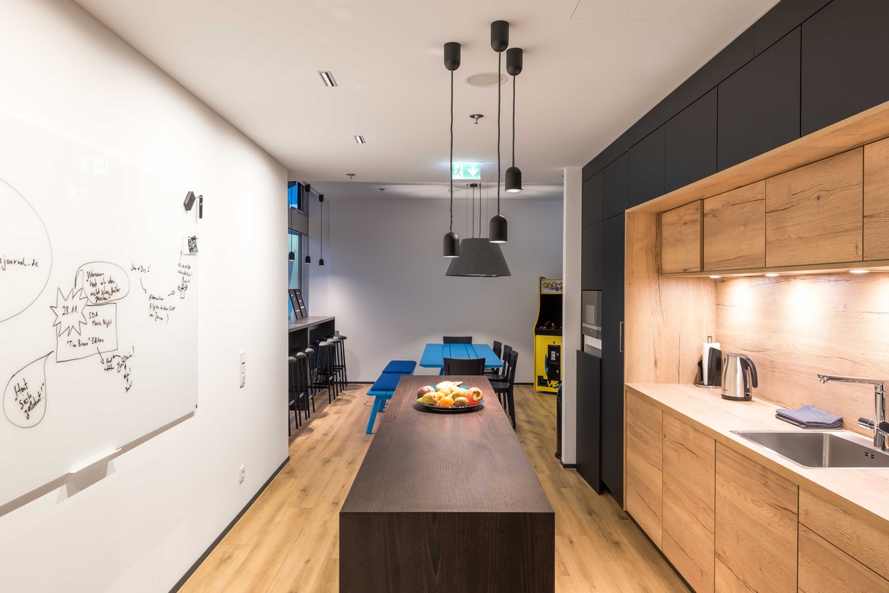 SDA Küche mit Hängeleuchten Conncet Pendants von Zero Lightning