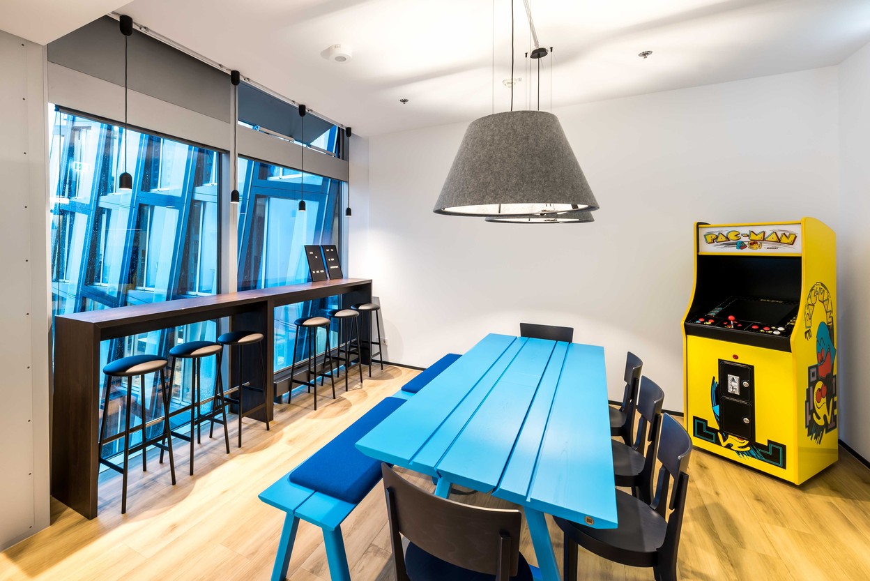 SDA Küche mit Tisch und Bank von Buzzi Space