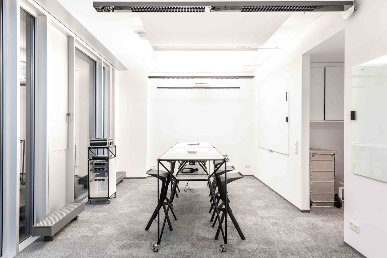 SDA Kreativraum mit Hochtischen von System 180 und Hocker von Plank