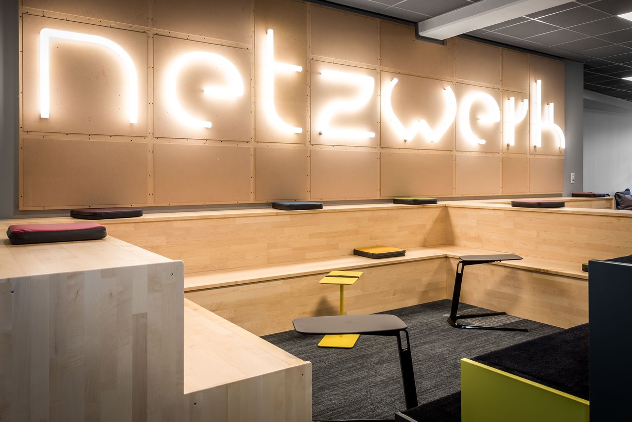 Comdirect Campus-Cafe Sitztreppe Sonderanfertigung und Leuchtschrift Aplhabet Of Light von Artemide