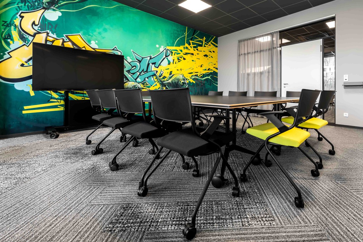 Comdirect Besprechungsraum mit Konferenztisch auf Rollen