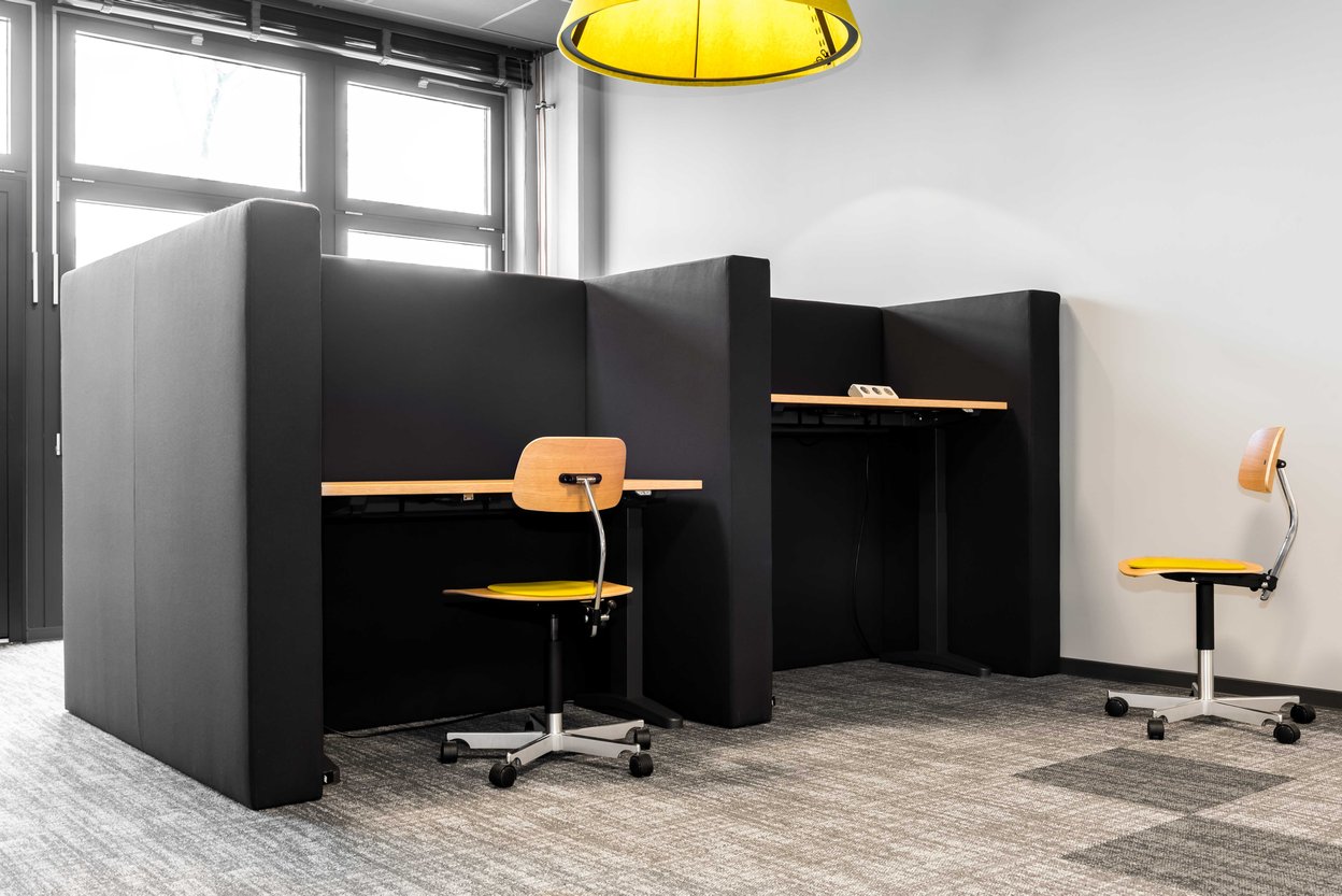 Comdirect Work-Cafe Einzelarbeitsplätze Höhenverstellbar