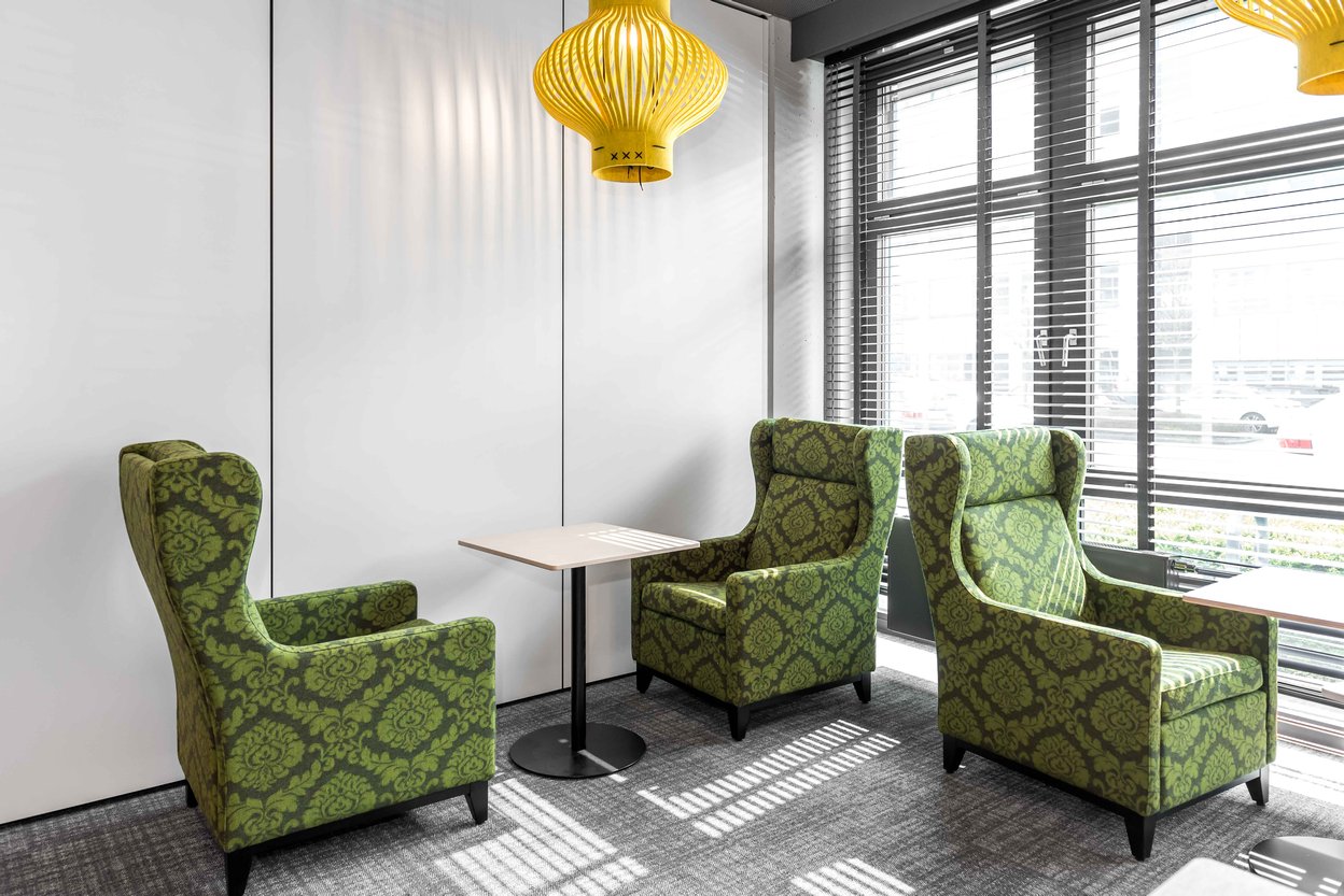 Comdirect Lounge mit Sesseln