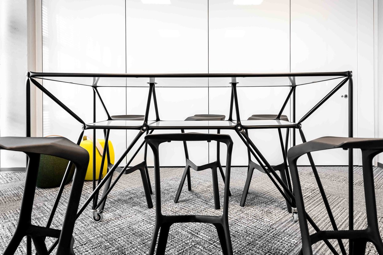 Besprechungsraum Hochtisch Blackline von System 180