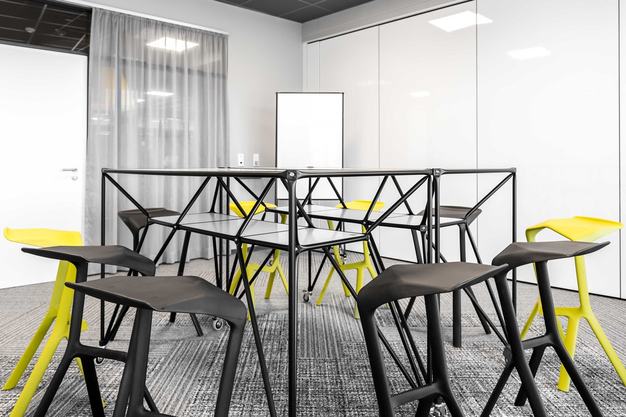 Besprechungsraum Hochtisch + Whiteboard Blackline von System 180