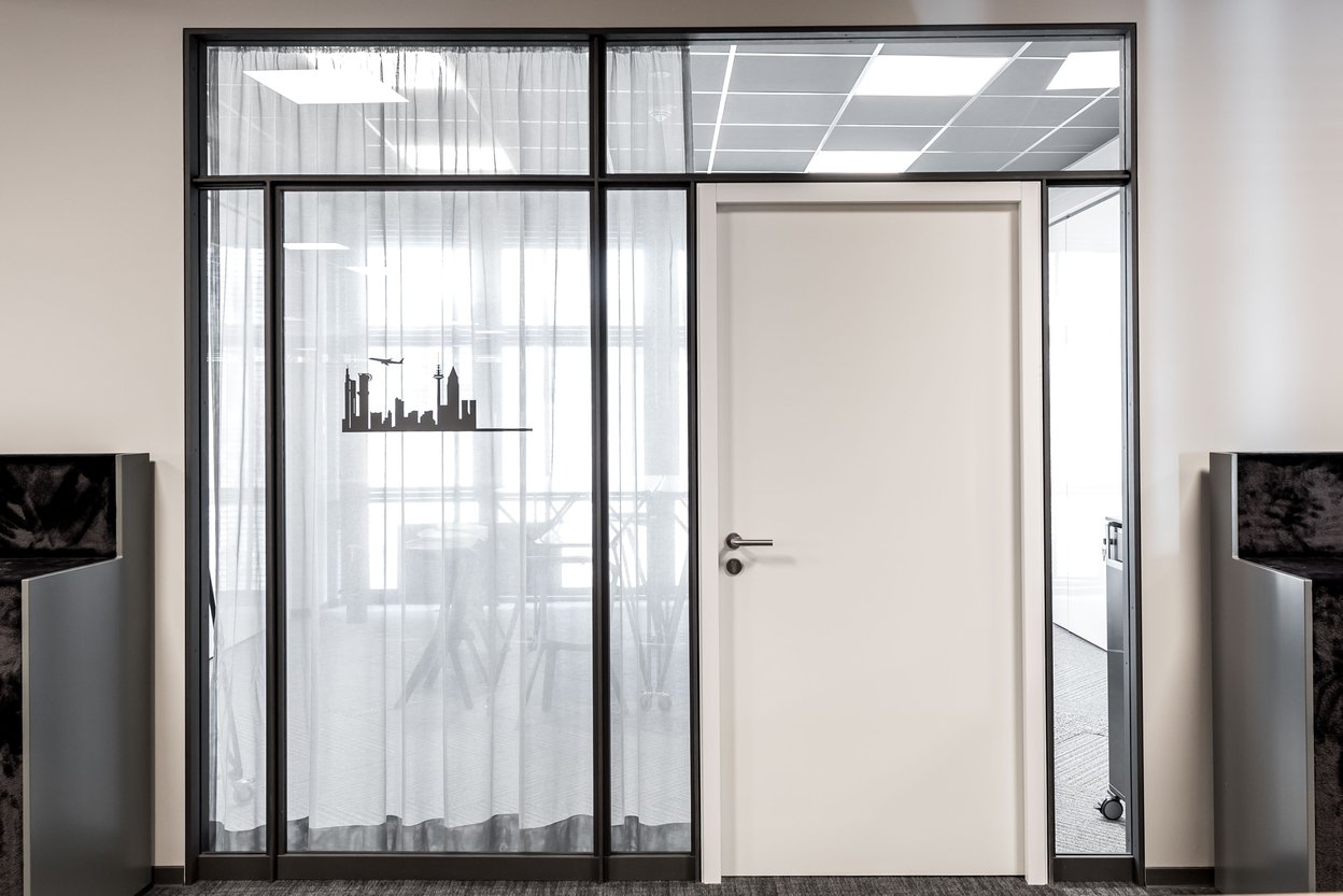 Comdirect Außenansicht Besprechungsraum mit geschlossenem Vorhang