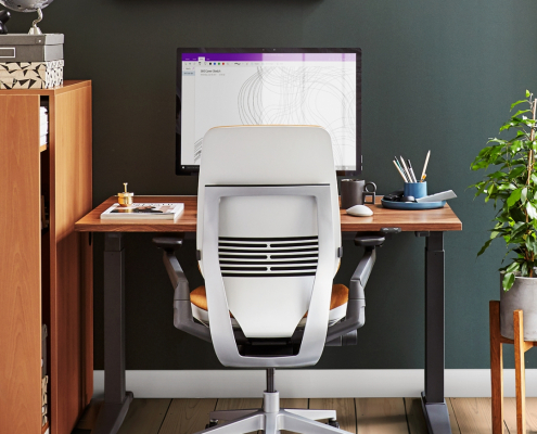 Homeoffice Beispiel mit Steelcase Gesture Drehstuhl und höhenverstellbarer Schreibtisch
