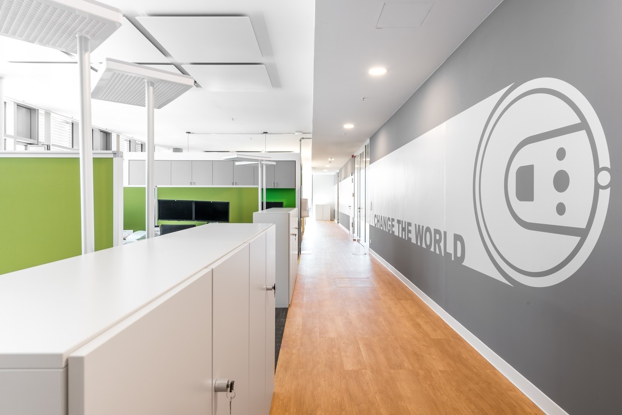 iRobot Germany Open Space mit Logo an der Wand