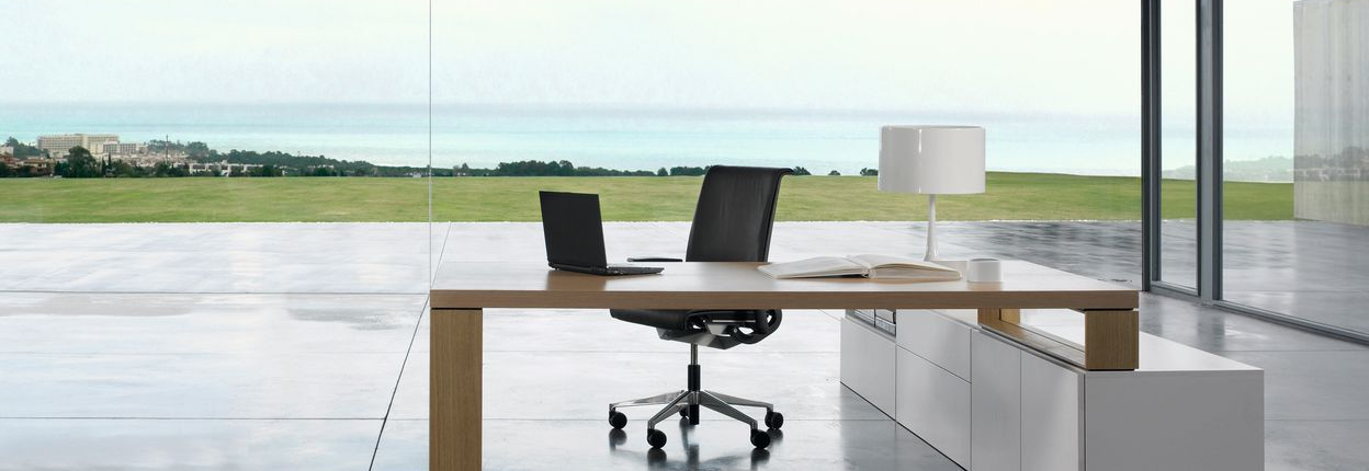 Titelbild Beitrag Endlich Homeoffice. Arbeitsplatz von Steelcase vor Glasfront im Homeoffice.