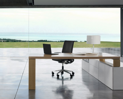 Titelbild Beitrag Endlich Homeoffice. Arbeitsplatz von Steelcase vor Glasfront im Homeoffice.