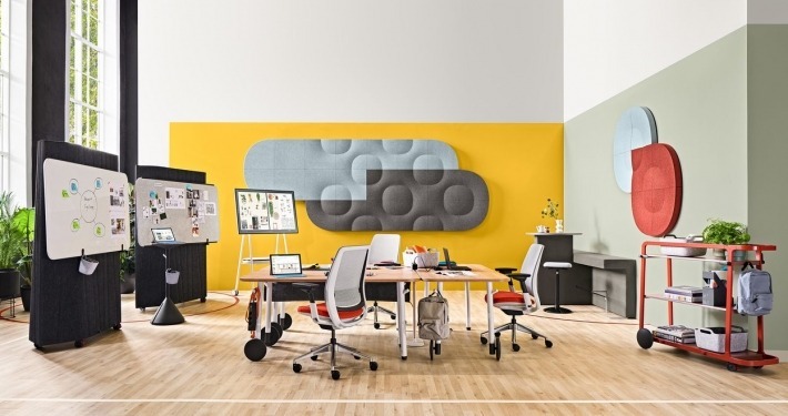 Modernes Büro mit flexiblen Elementen von Steelcase
