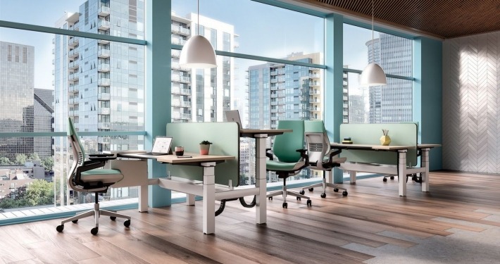 Steelcase moderne Arbeitswelt mit Bench-Schreibtischen und Gesture Bürostuhl