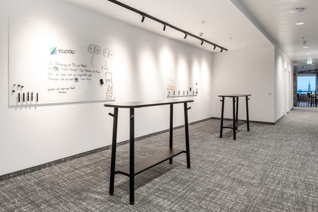 Kreativ-Ecke mit Whiteboards und Hochtischen