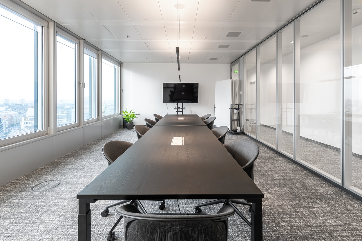 Konferenzraum mit Kalidro Tisch und Interstuhl Shuffle