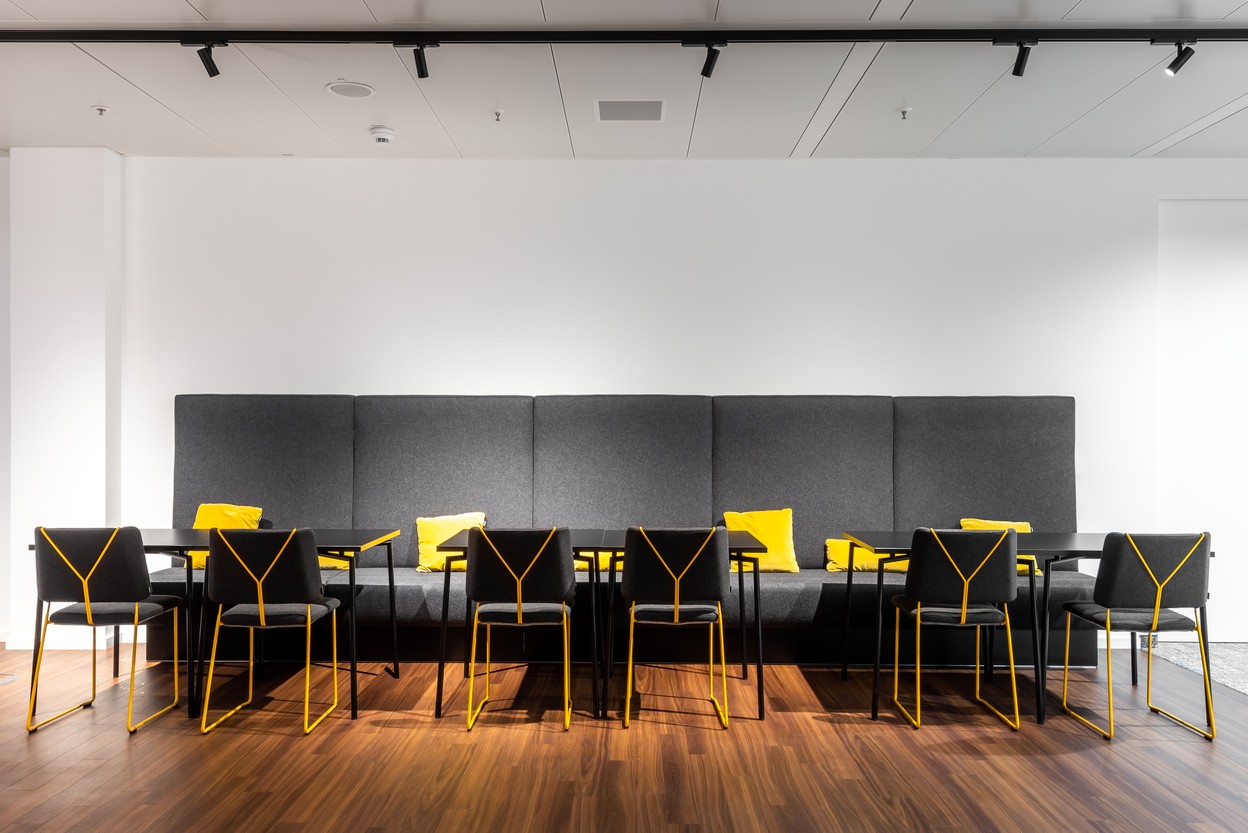 Lange Bank von Pedrali mit Stühlen Frankie von Johanson