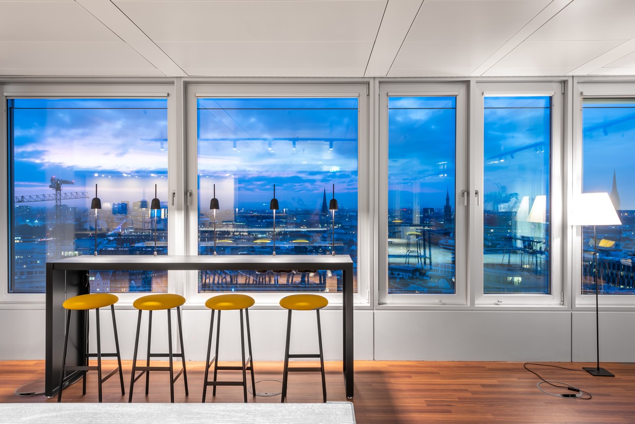 Tresen von La Palma mit Leuchten von Artemide