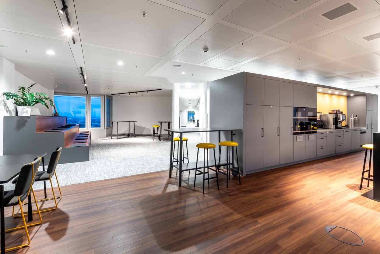 Blick ins Forum mit Sitztreppe