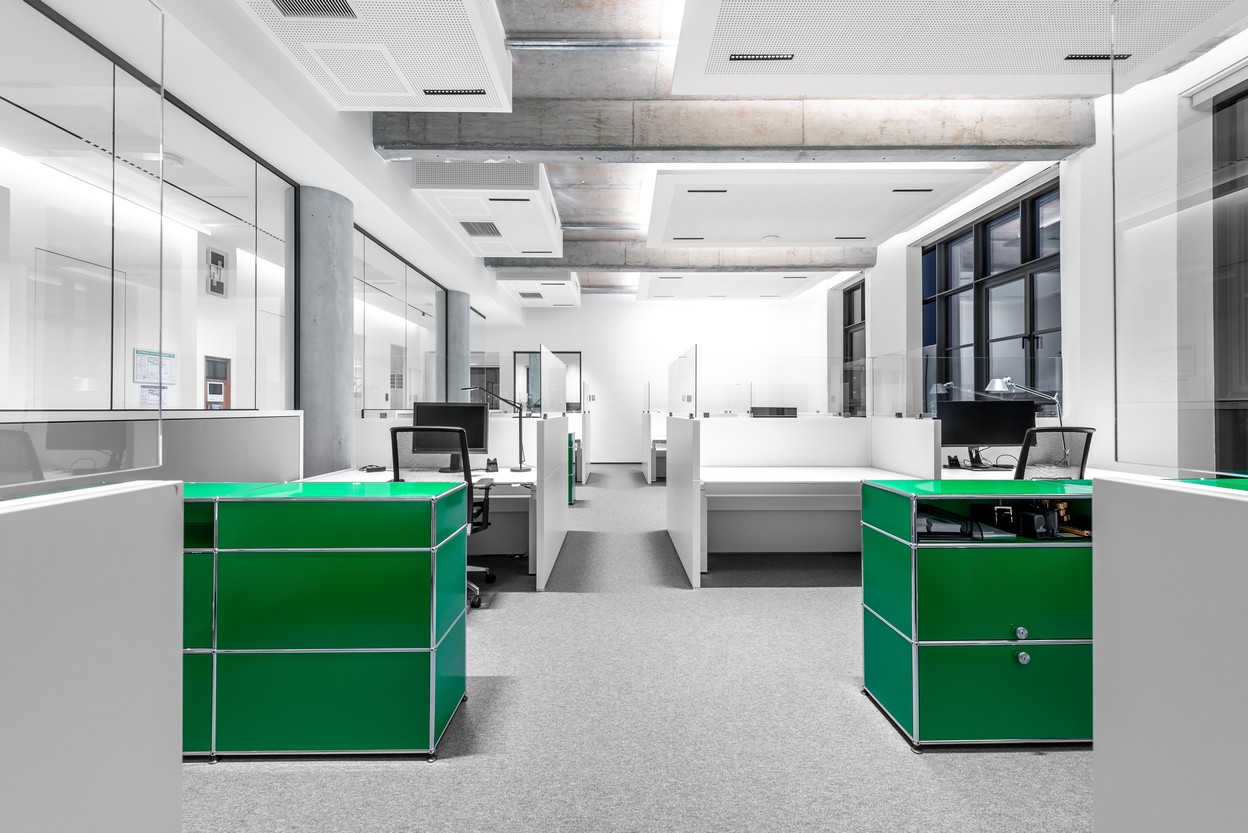 Arbeitsplatz Bereich Arbeitsplatz Bereich mit USM Regal und Vario Conclusion Tischen