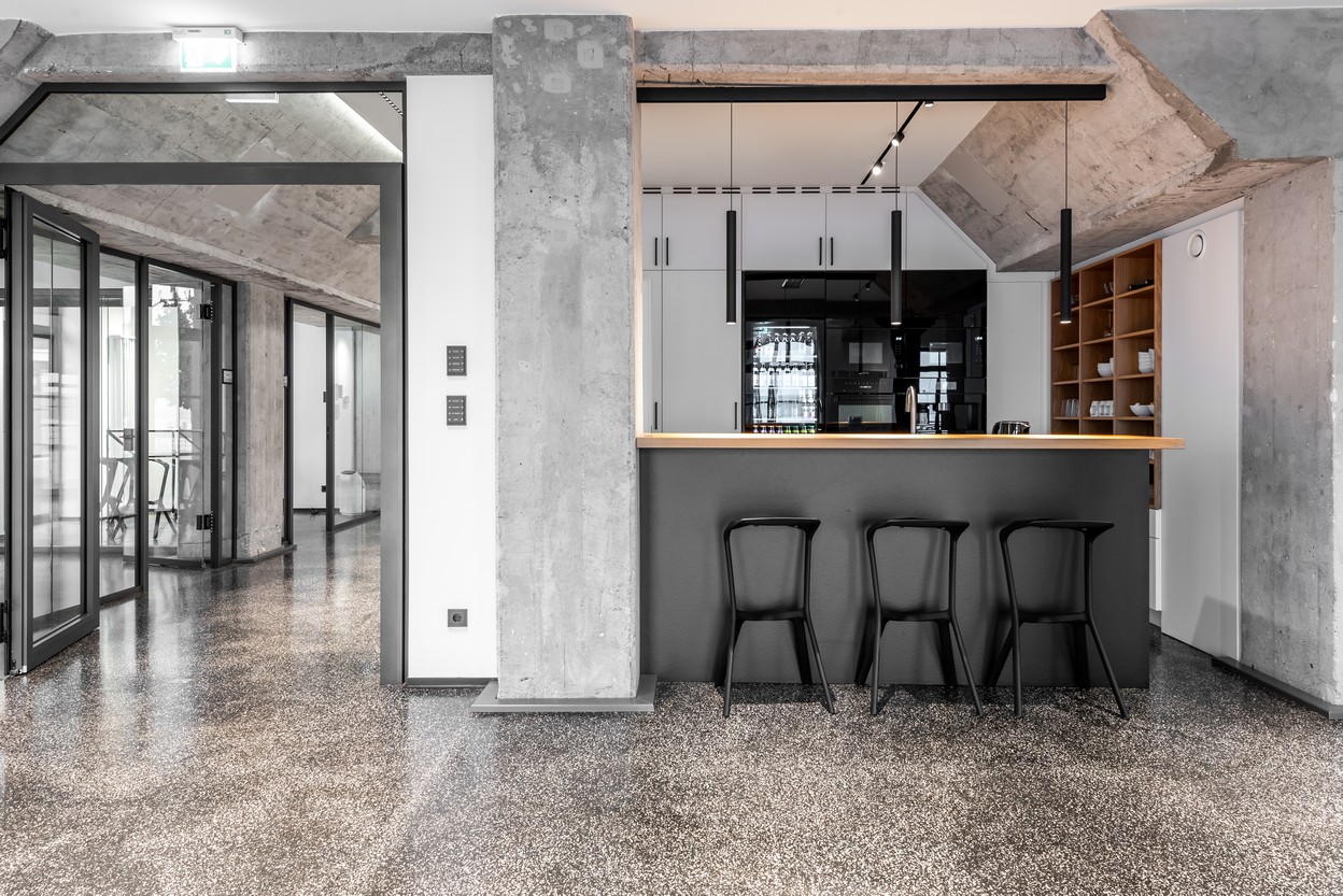 Café mit Barhockern Miura von Plank Café mit Barhockern Miura von Plank