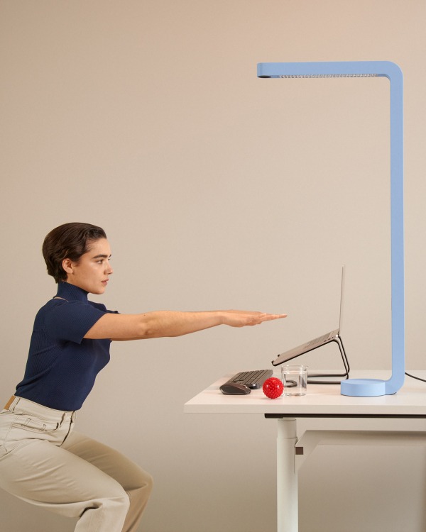 Schreibtisch mit Blauer Leuchte von Tobais Grau