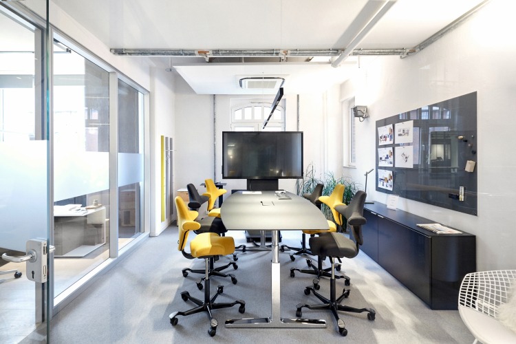 Besprechungsraum im Stilwerk Hamburg mit Besprechungstisch, Drehstühlen und Whiteboard