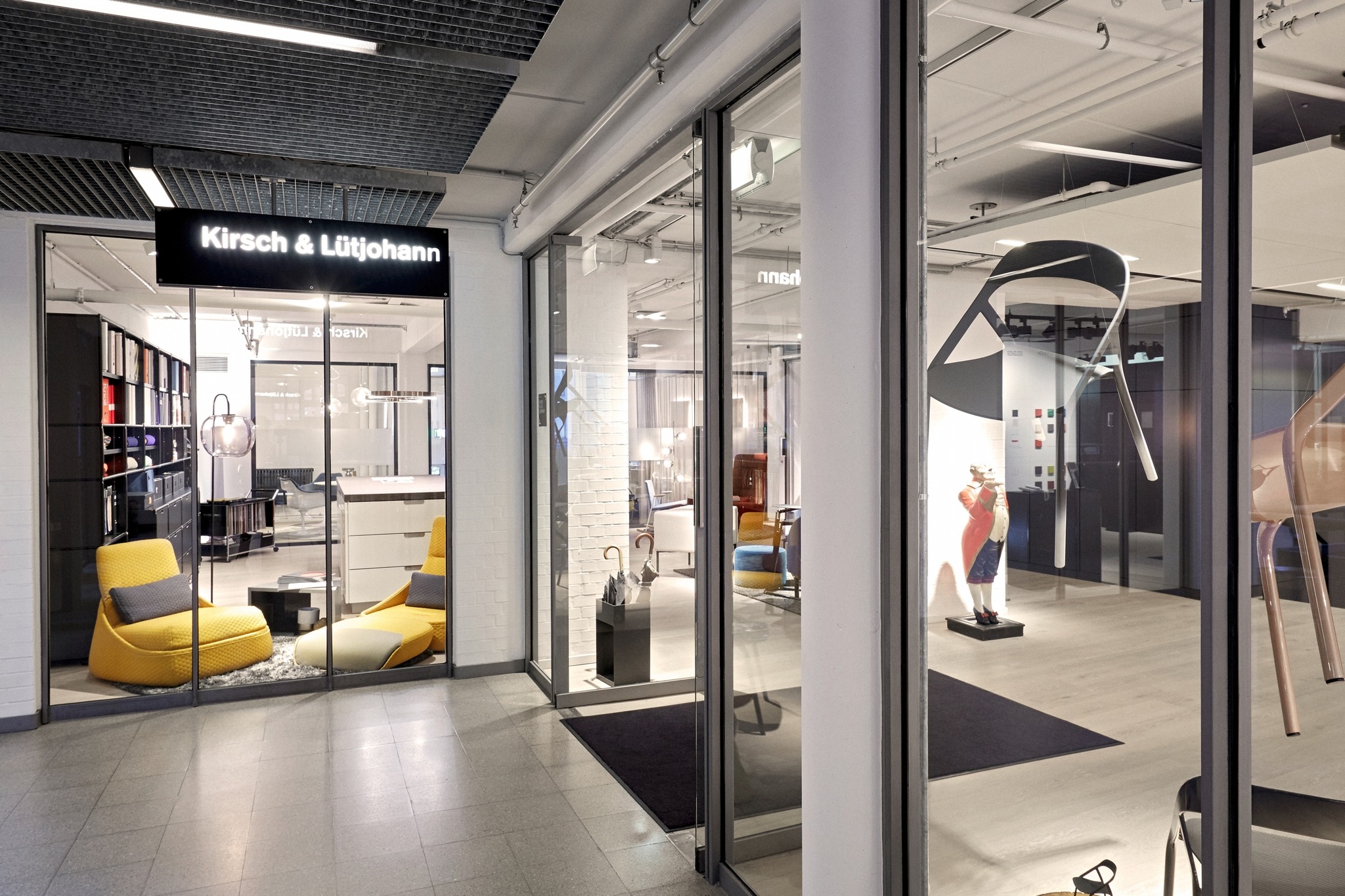 Ladengeschäfts von aus mit Kirsch & Lütjohann Schild. Innen sind Möbel zu sehen.