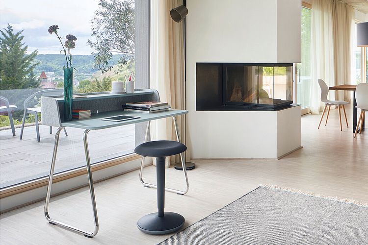 Minimalistischer Schreibtisch im Homeoffice mit Stehhilfe