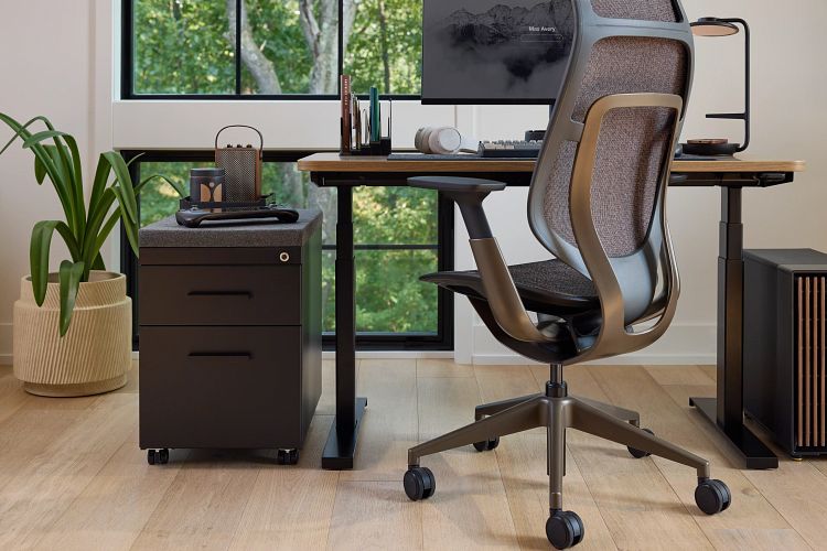 Ergonomischer Bürostuhl und Höhenverstellbarer Schreibtisch der Marke Steelcase
