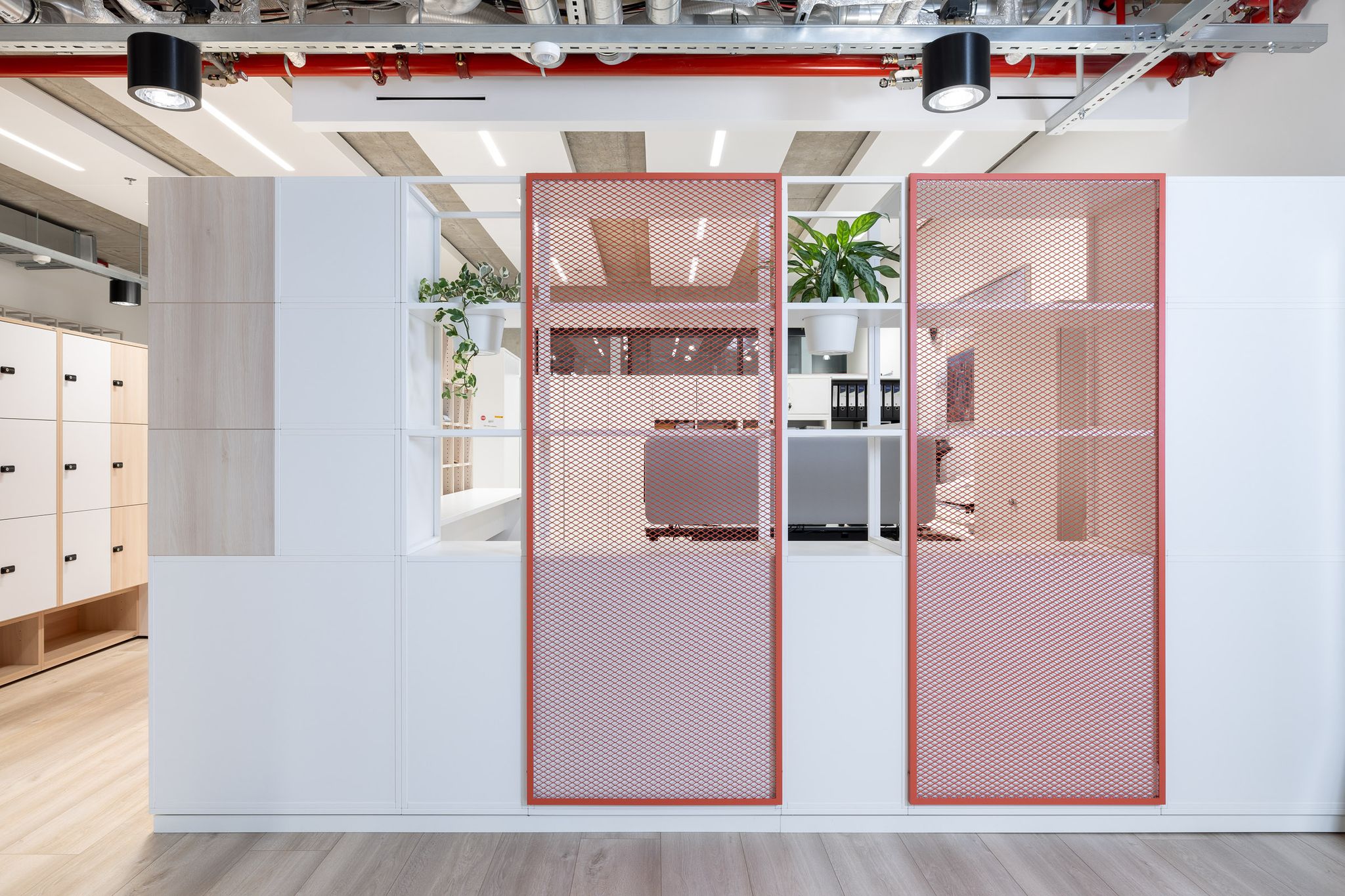 Halboffenes Regalsystem in weiß und rot von hinten.