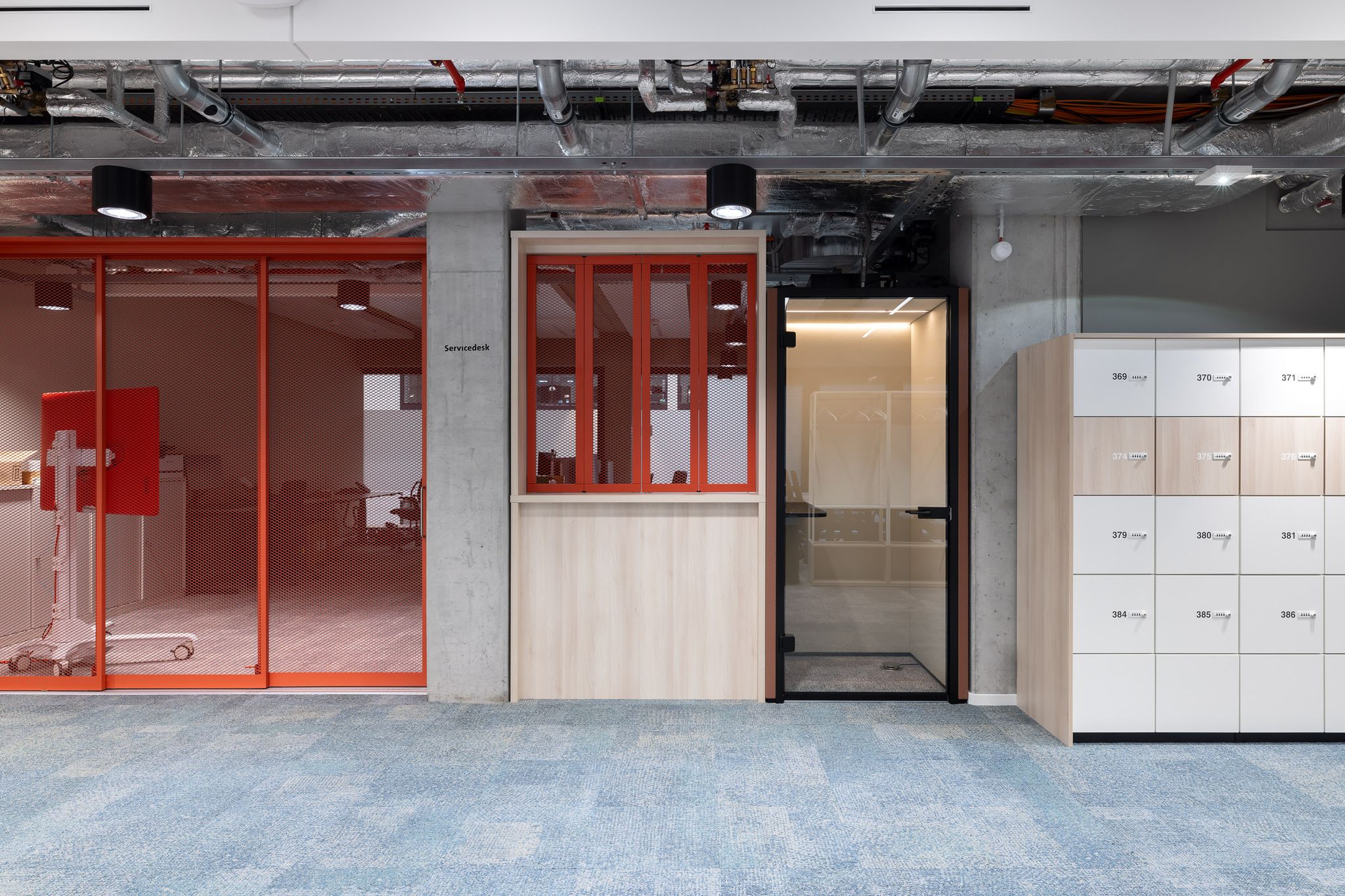 Stahlgitter in rot als Schiebetüren in einem Office