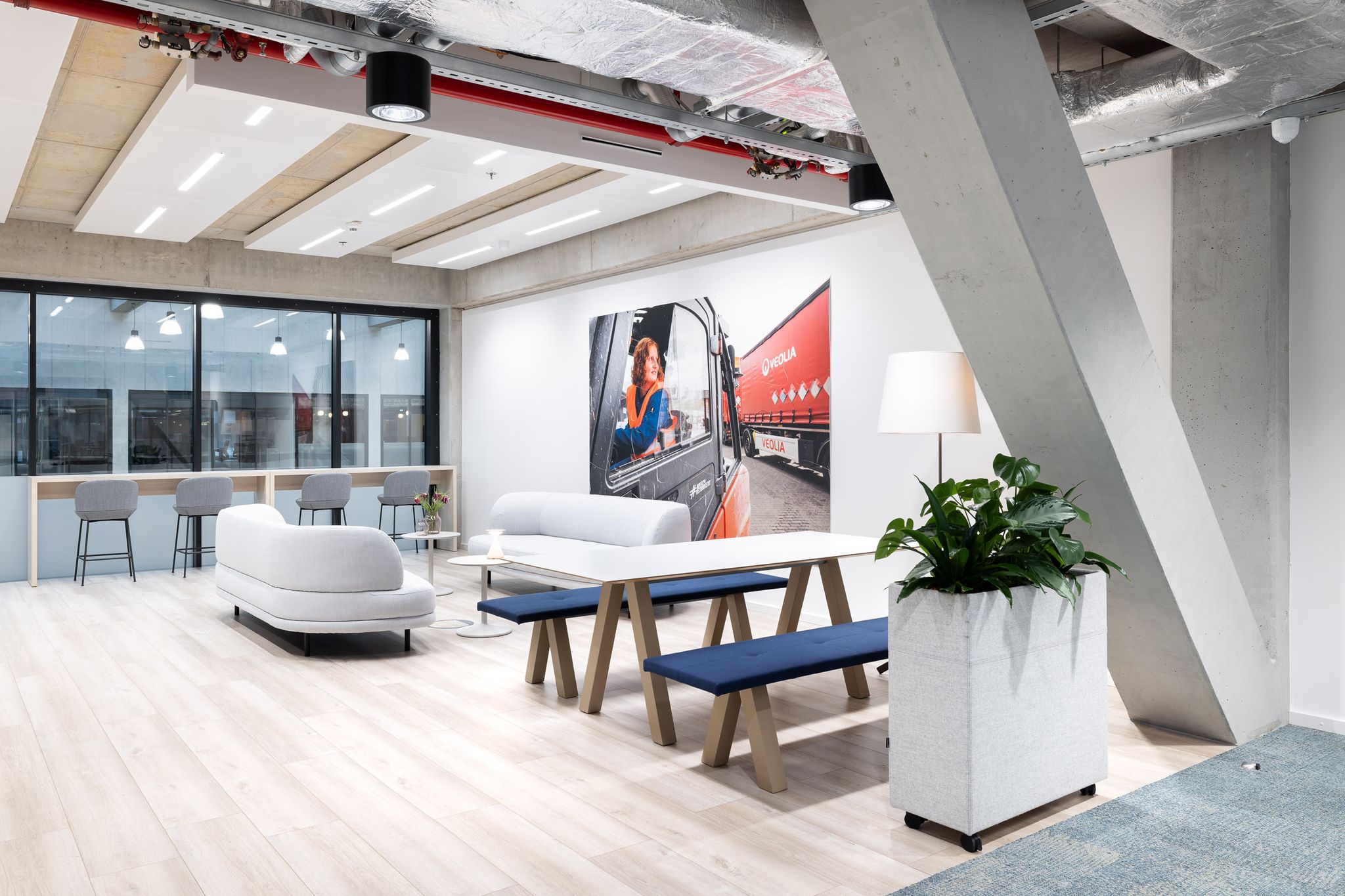 Sitzlandschaft mit Sofas und einem Tisch mit Bänken aus Holz