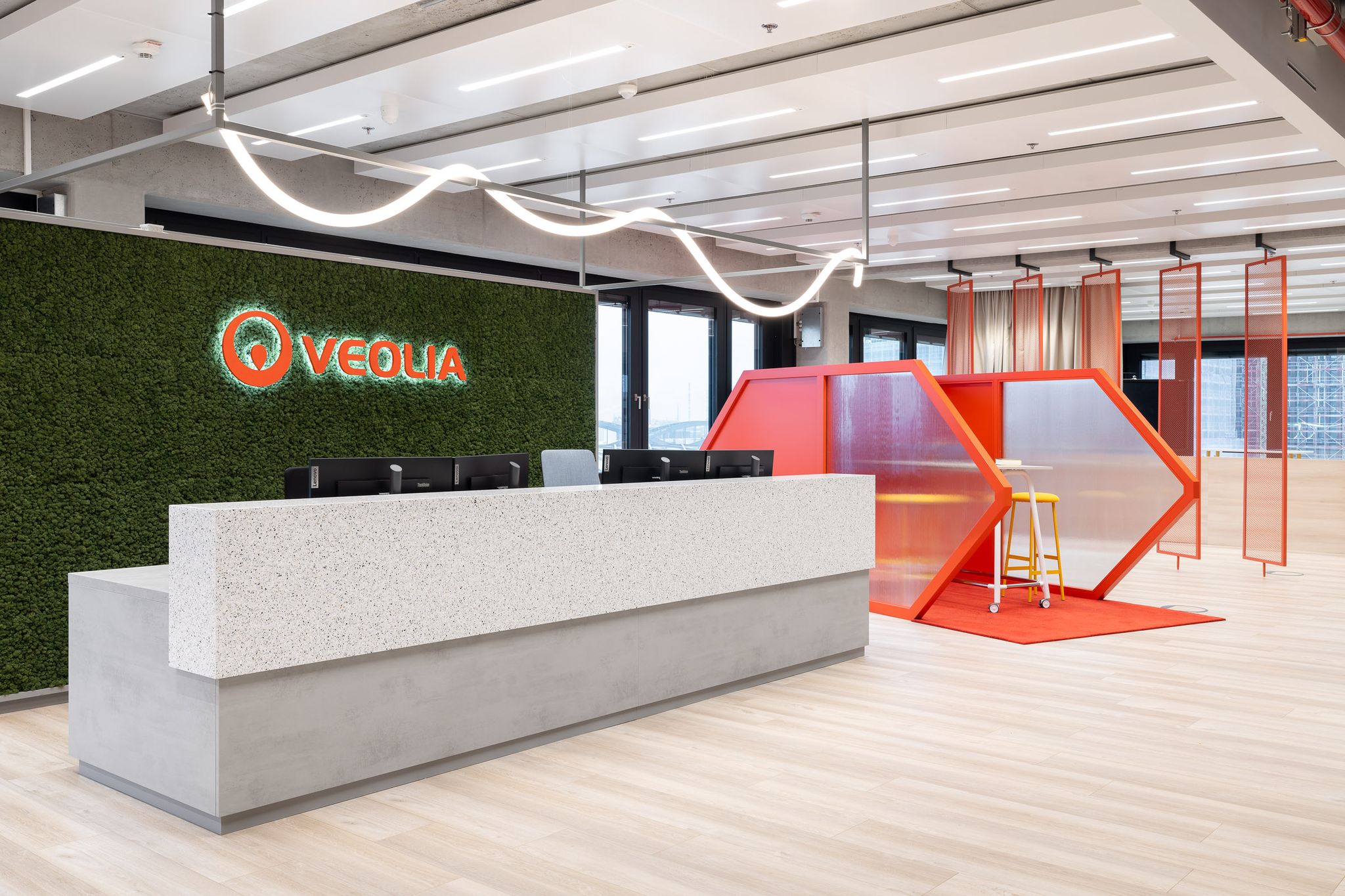 Empfangstresen mit Veolia Schriftzug und ein nachgebauter Container in rot mit Stehtisch